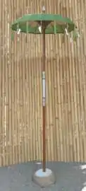 Artikelbild des Artikels “Bali-Schirm, Moos mit Metallmünzen und silbernen Herzen, ø 100 cm und 250cm Höhe Farbe:Moos - Grün“